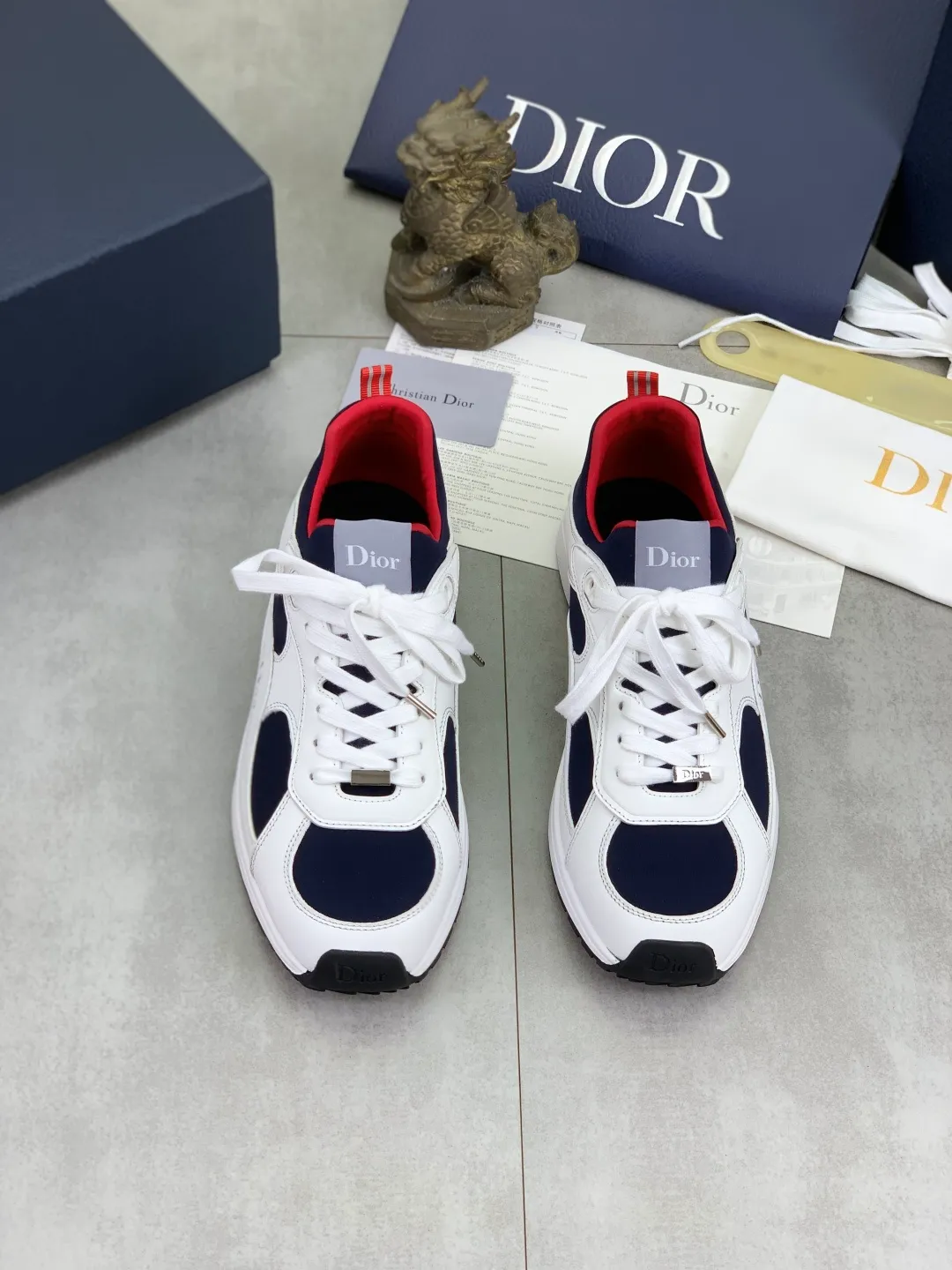 Men's shoes 💰P560 The new DIOR Dior sneakers are carefully made of black grained first-layer cowhide, embellished with the same color Dior Gravity embossed effect, which is exquisite and extraordinary. The interior is made of the same color sheep lining, which is soft and comfortable. Complete with original custom multi-color mohair wide laces and matte black-finished brass eyelets, the tonal rubber sole is embellished with the Oblique pattern, and the contrasting Dior 30 Avenue Montaigne logo on the rear tail adds style to the casual look. Size: 35-45 for men and women Color: 3️⃣ colors available